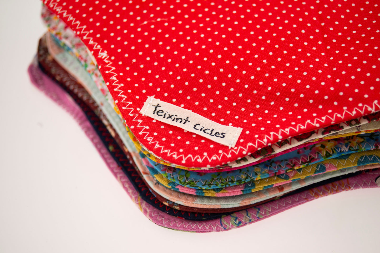 Montón de compresas básicas de tela de diferentes colores de Teixint Cicles
