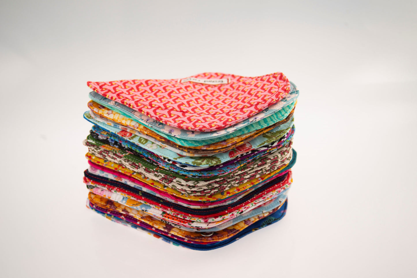 Montón de compresas salvaslip para tanga de tela de diferentes colores de Tejiendo Ciclos